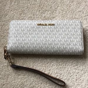 Michael kors beige/white/gold oversized wristlet